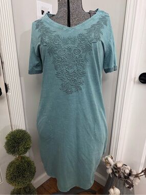 Women’s Links Embroidered V-Neck T-Shirt Dress in Seafoam Distressed size Small